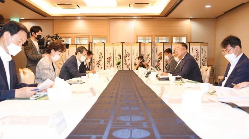 (사진=기획재정부) 홍남기 부총리 겸 기획재정부 장관이 19일 서울 광화문 정부서울청사에서 열린 '제3차 부동산시장 점검 관계장관회의'를 주재, 모두발언을 하고 있다.