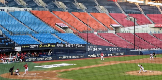 정부가 지난 16일부터 수도권 지역 사회적 거리두기를 2단계로 상향 조정하겠다고 발표함에 따라 KBO가 서울, 수도권, 인천, 부산 경기를 무관중으로 실시하기로 한 가운데 18일 오후 서울 잠실야구장에서 열린 2020 신한은행 SOL KBO리그 기아 타이거즈 대 LG 트윈스의 경기가 무관중 경기로 진행되고 있다.