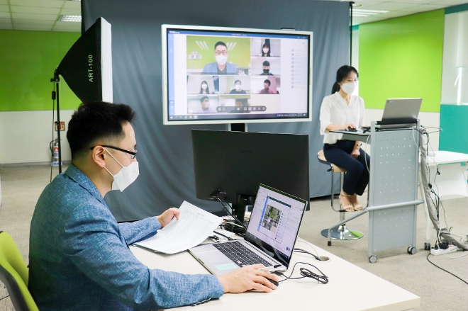 (사진=삼성전자) 19일 삼성전자 상생협력아카데미 교육센터에서 열린 '우수기술 설명회'에서 과학기술일자리진흥원 신윤미 파트장(사진 우측)이 중견·중소기업을 위한 R&D 지원정책을 온라인으로 소개하고 있다.