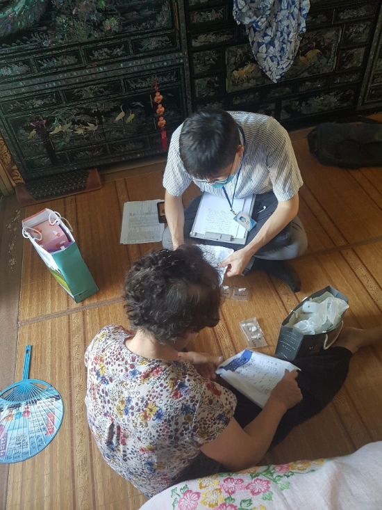 순천시는 코로나19로 잠정 중단되고 있는 주간재활프로그램 운영을 지난 1일부터 주 1회 가정으로 찾아가서 서비스를 제공하는 개인 맞춤형 프로그램으로 변경해 운영한다/사진=순천시