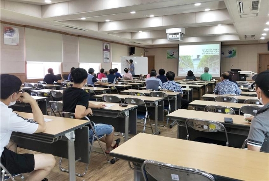 스마트팜 예비 농가 육성 위한 딸기 재배기술 교육 실시/사진=장흥군