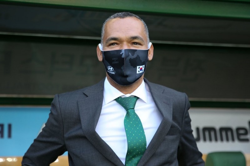 스스로 연봉을 삭감한 조제 모라이스 감독