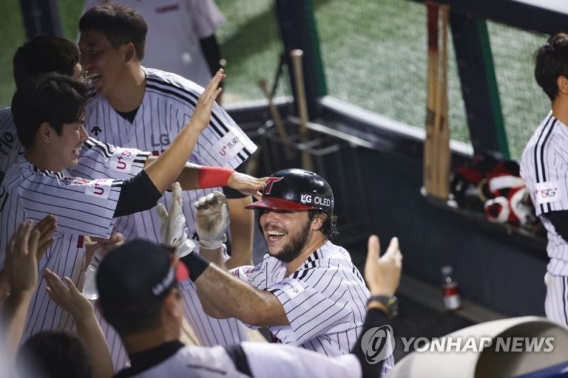 19일 서울 잠실야구장에서 열린 2020 KBO리그 KIA 타이거즈와 LG 트윈스의 경기.7회말 무사 상황에서 LG 라모스가 솔로홈런을 친 뒤 동료들의 축하를 받고 있다,