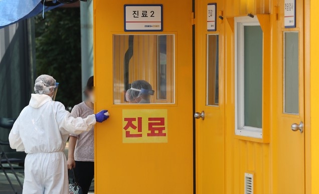 19일 파주 경기도의료원 파주병원 선별진료소에서 의료진이 분주하다.