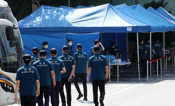 지난 19일 경찰들이 서울 중구 서울경찰청 기동본부에서 신종 코로나바이러스 감염증(코로나19) 검사를 받기 위해 이동하고 있다.