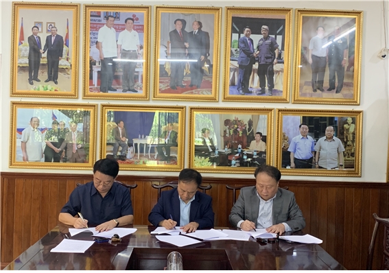 왼쪽부터 크메르 제일 투자 지주그룹 회장 조운덕 훈작(曹云德 勋爵), WEORG 왕승명 회장,㈜효성디앤씨 윤장호 회장