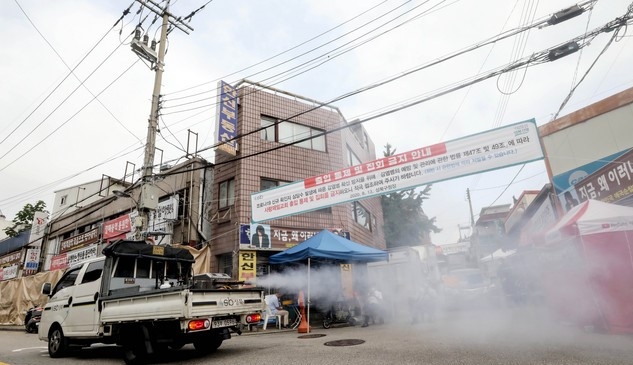 성북구 보건소 방역 관계자들이 20일 오전 서울 성북구 사랑제일교회 앞 도로에서 방역을 하고 있다.