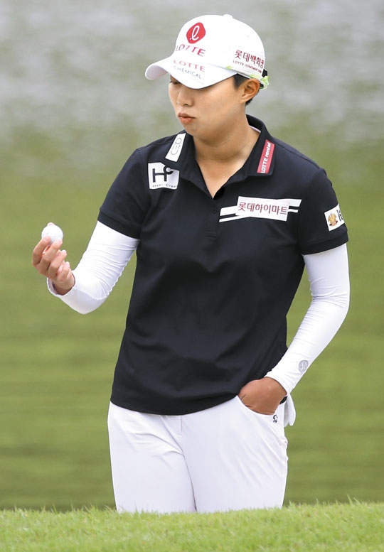 김효주는 지난 7월 아이에스동서 부산오픈 1라운드 5번홀 벙커에서 릴리프와 드롭 규정을 어겨 치명적인 2벌타를 부과 받았다.