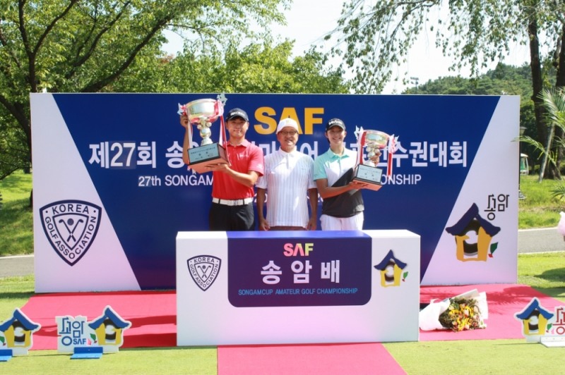 남녀 우승자 조우영(왼쪽)과 박예지(오른쪽)와 함께 한 우기정 송암재단 이사장. [송암재단 제공]