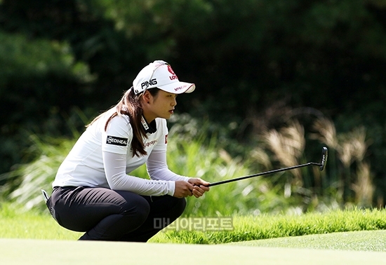 KLPGA 최혜진이 버디 퍼팅을 놓고 고민하고 있다.