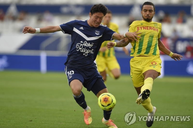 2020-2021 프랑스 리그앙 개막전에서 볼다툼을 펼치는 보르도의 황의조(왼쪽) (AFP=연합뉴스)
