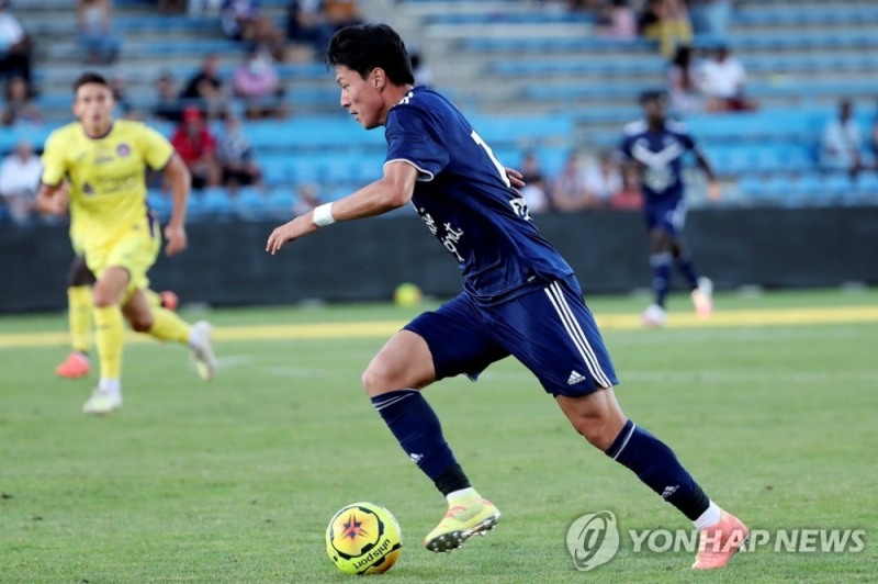 드리블을 시도하는 보르도의 황의조 (AFP=연합뉴스)