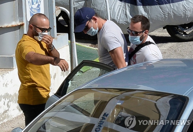 경찰서에 들어서는 맨유 수비수 해리 매과이어(가운데) (로이터=연합뉴스)