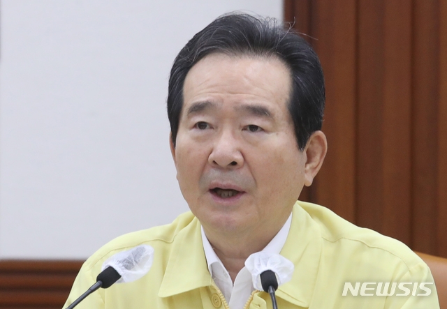 정세균 국무총리가 21일 오전 서울 종로구 정부서울청사 영상회의실에서 열린 코로나19 대응 중앙재난안전대책본부(중대본) 회의에 참석해 발언하고 있다.