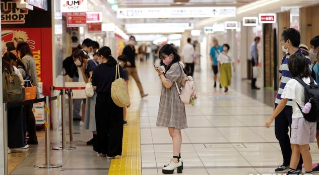 일본 도쿄의 한 상점 앞에 마스크를 착용한 시민들이 줄을 서있다. 21일 일본에서는 총 1034명의 신종 코로나바이러스 감염증(코로나19) 확진자가 발생했다. 사흘 연속 일본의 신규 확진자는 1000명을 웃돌고 있다.
