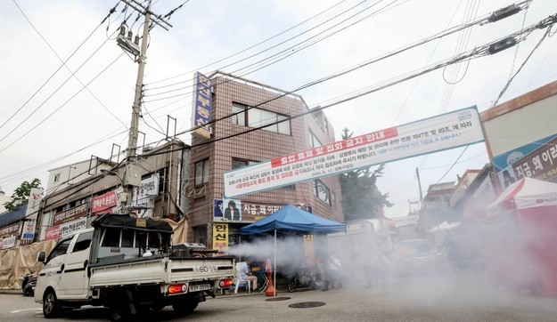 성북구 보건소 방역 관계자들이 20일 오전 서울 성북구 사랑제일교회 앞 도로에서 방역을 하고 있다.