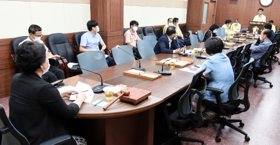 순천시의회(의장 허유인)가 제244회 임시회 폐회 중 '코로나19' 확산 감염 현황과 대책을 논의하기 위해 긴급 대응 회의를 개최했다/사진=순전시 의회