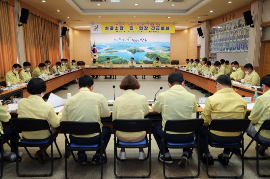 장흥군은 사회적 거리두기가 2단계로 격상됨에 따라 휴일인 22일 군청 회의실에서 실과소, 읍면장 긴급회의를 소집했다/사진=장흥군