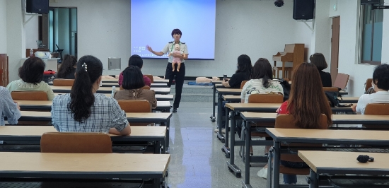 무안소방서 조희주 소방장이 지난 20일 소화어린이집에서 관내 어린이집 원장 및 안전교육 담당자 20여 명을 대상으로 소방안전교육을 실시하고 있다/사진=무안소방서