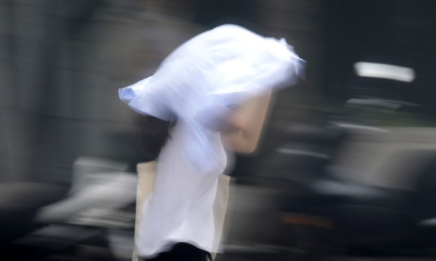 벼락과 함께 갑작스럽게 쏟아진 소나기를 피해 한 시민이 지난 22일 서울 중구 남대문 인근 도로를 뛰어가고 있다.