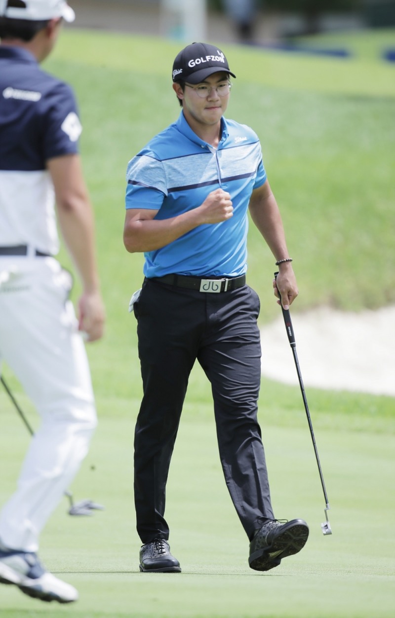 지난 9일 22세의 김성현은 KPGA 최고 전통의 KPGA선수권대회에서 KPGA 사상 처음으로 월요예선 챔피언으로 탄생했다.사진은 버디 퍼팅을 한 뒤 주먹을 불끈 거머 쥔 김성현.