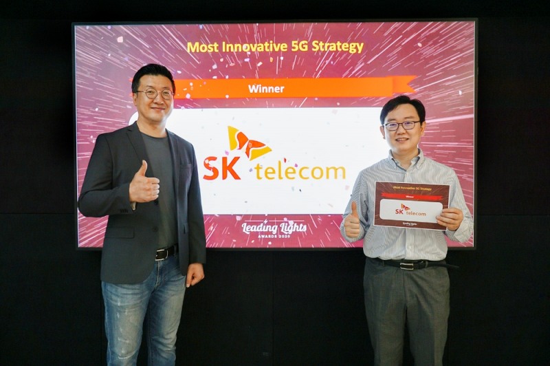 SK텔레콤은 세계적인 모바일 어워드인 ‘리딩 라이트 어워드 2020’에서 ‘가장 혁신적인 5G 전략’ 부문을수상했다고 밝혔다. 류탁기 SK텔레콤 Access Network개발팀 리더(왼쪽)와 이현용 매니저가 수상 화면 앞에서 기념 촬영을 하고 있다.