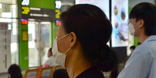 코로나19가 급속 확산하면서 '사회적 거리두기'가 2단계로 재격상된 가운데 23일 오후 광주 서구 광주종합버스터미널을 찾은 시민들이 마스크를 착용하고 있다.