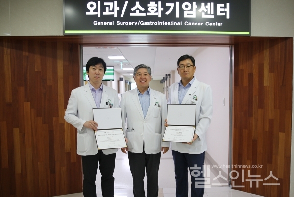 건양대병원제공,(왼쪽부터)건양대병원외과이승재교수,최인석교수,문주익교수가한국간담췌외과학회최우수비디오상과포스터상을수상해기념촬영을하는모습