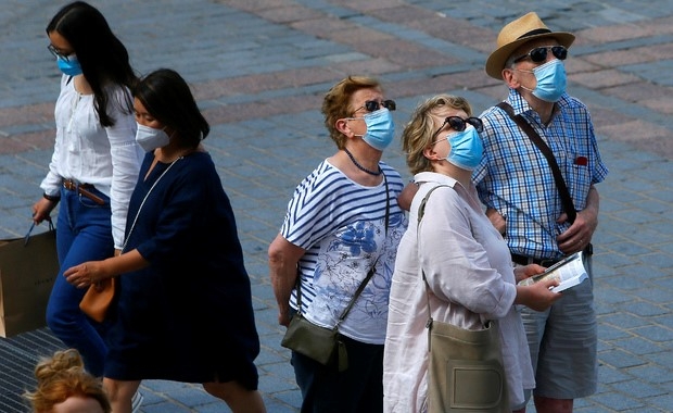 프랑스 보건장관은 23일(현지시간) 지난 하루 동안 총 4897명의 신규 확진자가 발발했다며 "상당히 위험한 상황"이라고 경고했다. 사진을 프랑스 북부 릴에서 마스크를 착용한 관광객들이 건물을 올려다보는 모습.