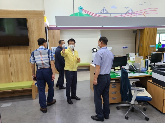 강진군청 민원실, 코로나 대비 방역지침 점검/사진=강진군