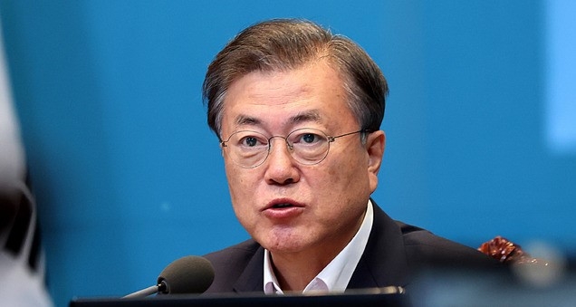 문재인 대통령이 24일 오후 청와대 여민관에서 열린 수석 보좌관회의를 주재하고 있다.