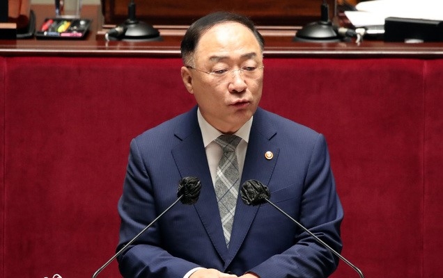 홍남기 경제부총리 겸 기획재정부 장관이 24일 오전 서울 여의도 국회에서 열린 예산결산특별위원회 전체회의에 참석해 발언을 하고 있다.