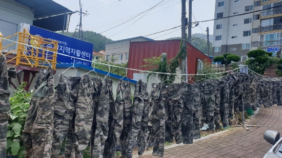 순천지역자활센터 흰여울 세탁사업단에서는 지난 16일부터 구례군 일대의 수해복구 현장에서 구슬땀을 흘리고 있는 군 장병들의 군복 등을 세탁해주는 자원봉사를 실시하고 있다/사진=순천시