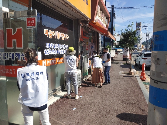 함평군보건소 방역대책반 관계자들이 지난 21일 읍시가지 내 상가들을 집중 방역소독을 하고 있다./사진=함평군
