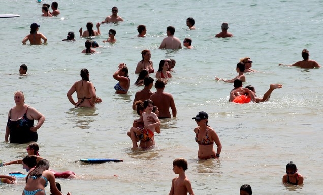 9일(현지시간) 프랑스 남서부의 생장드뤼즈 대서양 해변에서 피서객들이 물놀이를 하며 더위를 식히고 있다.