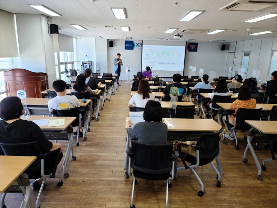 여수시가 지난 15일 여수시행복교육지원센터에서 고등학교 3학년 학생과 학부모를 대상으로 ‘2021학년도 맞춤형 대입전략 입시설명회’를 개최하고 있다./사진=여수시