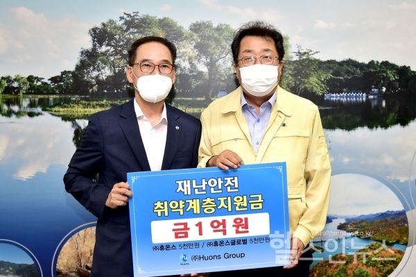 (주)휴온스제공,(왼쪽부터)휴온스전규섭부사장,이상천제천시장