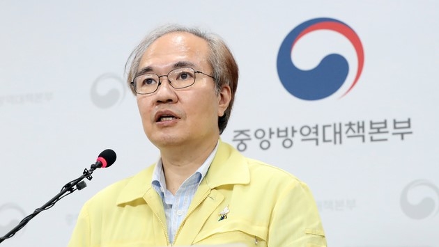 권준욱 중앙방역대책본부 부본부장이 18일 오후 충북 청주 질병관리본부에서 신종 코로나바이러스 감염증(코로나19) 국내 발생 현황에 대해 브리핑하고 있다.