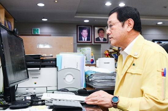 이용섭 광주광역시장이 25일 오전 시청 집무실에서 화요간부회의를 영상으로 주재하고 철저한 대비와 점검으로 코로나19에 대응해줄 것을 당부했다./사진=광주광역시