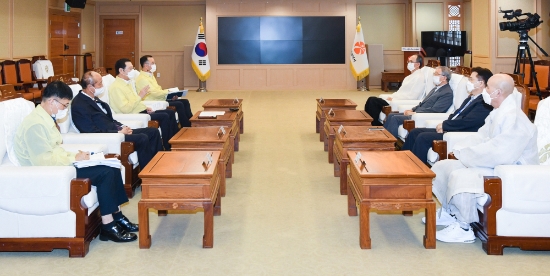 이용섭 광주광역시장이 25일 오전 시청 비즈니스룸에서 5대 종교단체 대표자들과 함께 간담회를 하며 코로나19 지역사회 확산방지를 위한 사회적 거리두기 동참 등 협조를 요청하고 있다./사진=광주광역시