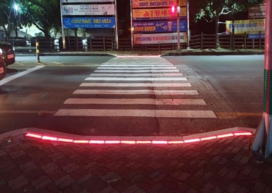 장흥군은 군민의 보행안전을 위해 횡단보도에 ‘바닥형 보행신호등’을 설치했다/사진=장흥군