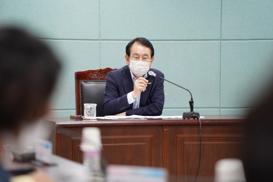 25일 김종식 시장이 2021년 신규시책 토론회를 개최해 코로나19로 인한 행정수요를 반영하는 한편 정부가 역점적으로 추진하는 한국형 뉴딜 정책에 선제적으로 대응하기 위한 사업, 3대 전략 사업인 신재생에너지산업‧수산식품산업‧관광산업에 대한 핵심 사업 등을 중점적으로 논의했다/사진=목포시
