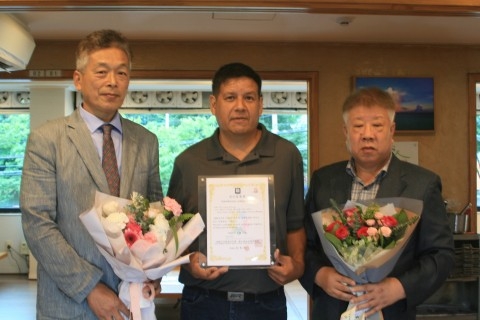 사진: 왼쪽부터 대한민국 장애인지원·봉사유공자선정위원회 장희춘 위원장, 주한미군 제51 토목기사단 관리자 빅터(Victor M Tores), 한국장애인복지사업회 허룡 회장