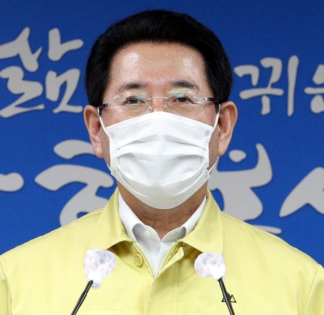 김영록 전남도지사가 8일 오후 전남 무안군 전남도청에서 신종 코로나바이러스 감염증(코로나19) 확진자 발생에 대해 브리핑을 하고 있다. (사진=전남도청 제공).
