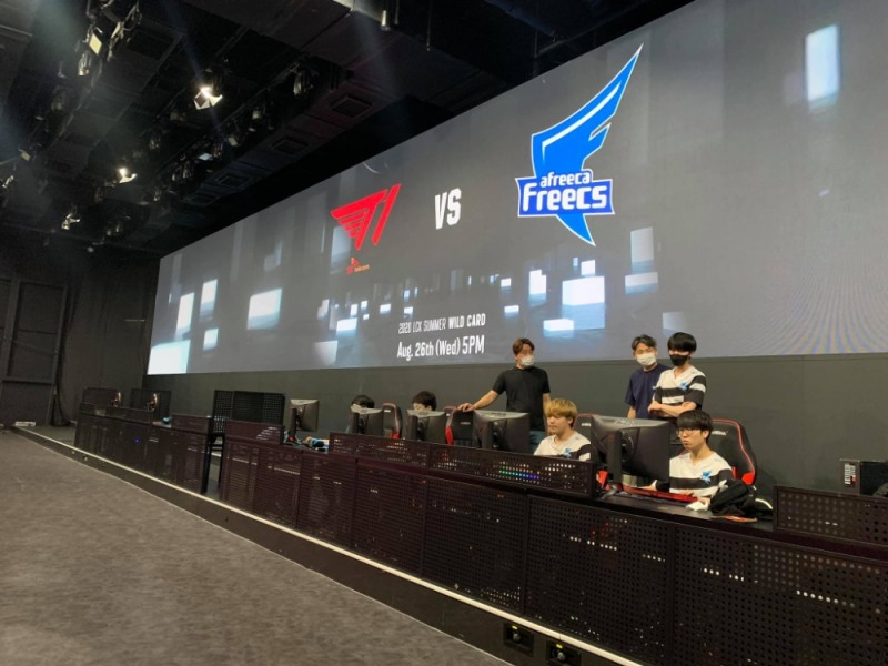 아프리카 프릭스 선수들이 잠실에 위치한 콜로세움에서 LCK 2020 서머 와일드 카드전을 준비하고 있다(사진=아프리카 프릭스 SNS 발췌).