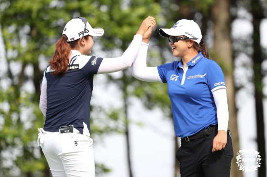 프로골프대회에서 스트로크 플레이를 하는 골퍼들은 위반하면 2벌타가 부과되는 '어드바이스' 금지 조항에 항상 신경을 써야 한다. 사진은 김세영(오른쪽)과 최혜진이 라운드 도중 서로 격려하는 모습.