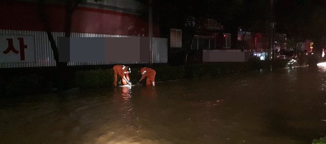 제8호 태풍 '바비'가 북상한 지난 26일 오후 전남 순천시 가곡동 4차선 도로에 빗물이 역류해 소방당국이 배수 작업을 했다. (사진=전남소방 제공)