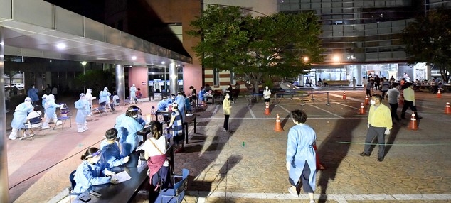 25일 오후 광주 북구 각화동 모 교회에서 교인들이 코로나19 검사를 받고 있다. 방역당국은 광화문 집회 참석 뒤 전날 확진 판정을 받은 60대 여성이 지난 16일과 19일 이 교회에서 3차례 예배를 본 것으로 확인, 직·간접 접촉자로 분류된 교인 모두를 검사한다.