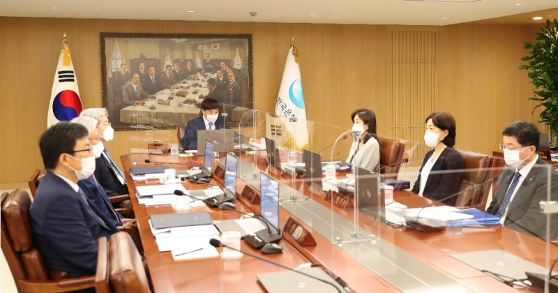 (사진=한국은행) 이주열 한국은행 총재(가운데)가 27일 서울 중구 한국은행에서 열린 금융통화위원회 본회의를 진행하고 있다.
