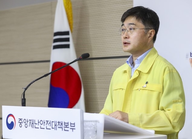 윤태호 중앙사고수습본부 방역총괄반장이 27일 오전 11시 정부세종청사에서 열린 신종 코로나 바이러스 감염증(코로나19) 정례브리핑에서 발언하고 있다.